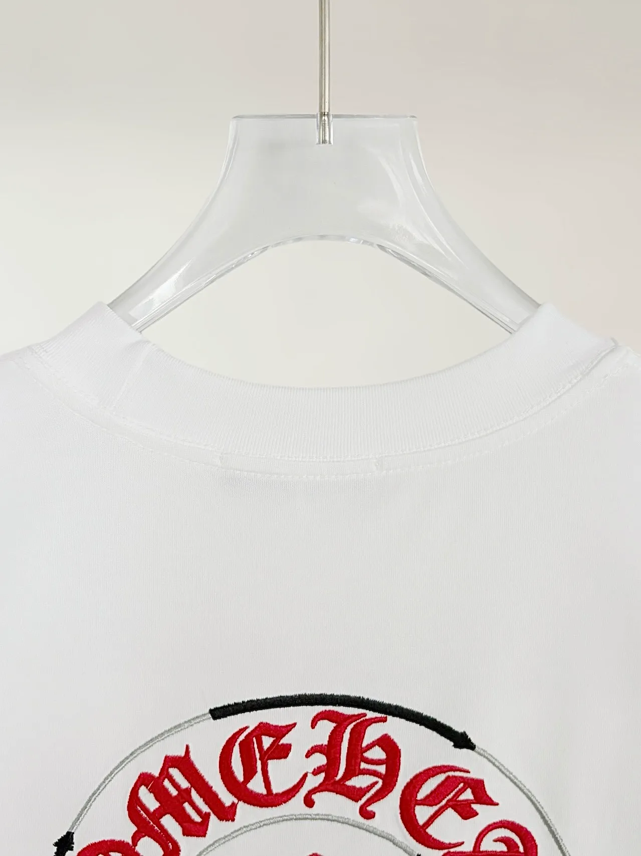 P150 [High Quality] Chrome Hearts New embroidered horseshoe logo brand logo on the front and rear panels are designed with heavy craftsmanship of 100,000 needle embroidery. High-end customized 32-count 280g fabric. Soft to the touch. Comfortable to wear. Exquisite stitching. Fine workmanship. The upper body effect is incomparably handsome! Same style for men and women, color: white, black size: S to xL
